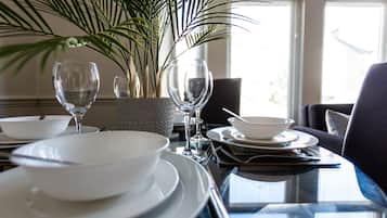 Deluxe Apartment, 2 Bedrooms, Non Smoking, Garden View | Dining room