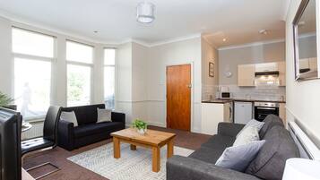 Deluxe Apartment, 2 Bedrooms, Non Smoking, Garden View | Living area