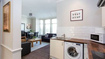 Deluxe Apartment, 2 Bedrooms, Non Smoking, Garden View | Private kitchen