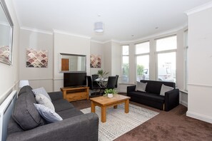 Deluxe Apartment, 2 Bedrooms, Non Smoking, Garden View | Living area
