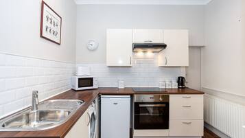 Deluxe Apartment, 2 Bedrooms, Non Smoking, Garden View | Private kitchen