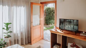 Deluxe Double or Twin Room | Desk, free cribs/infant beds, free WiFi, bed sheets