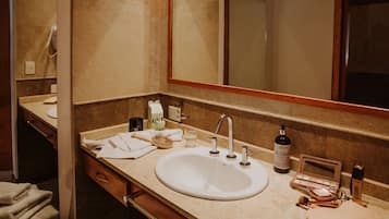 Bañera con ducha, secador de pelo, bidet, toallas