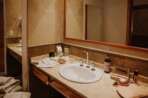 Bañera con ducha, secador de pelo, bidet, toallas