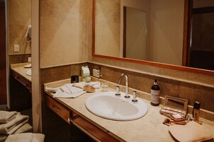 Bañera con ducha, secador de pelo, bidet, toallas