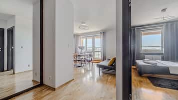 Departamento Deluxe | Área de sala de estar | Televisión LCD de 42 pulgadas con canales por cable y televisión