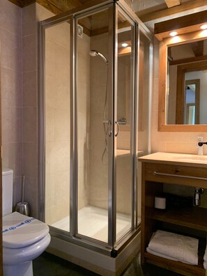 Ensemble douche/baignoire, sèche-cheveux, serviettes fournies