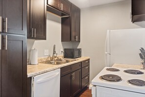 Fridge, microwave, oven, stovetop - Southern Comfort ★3/4 Mile from AT&T Stadium (Arlington)