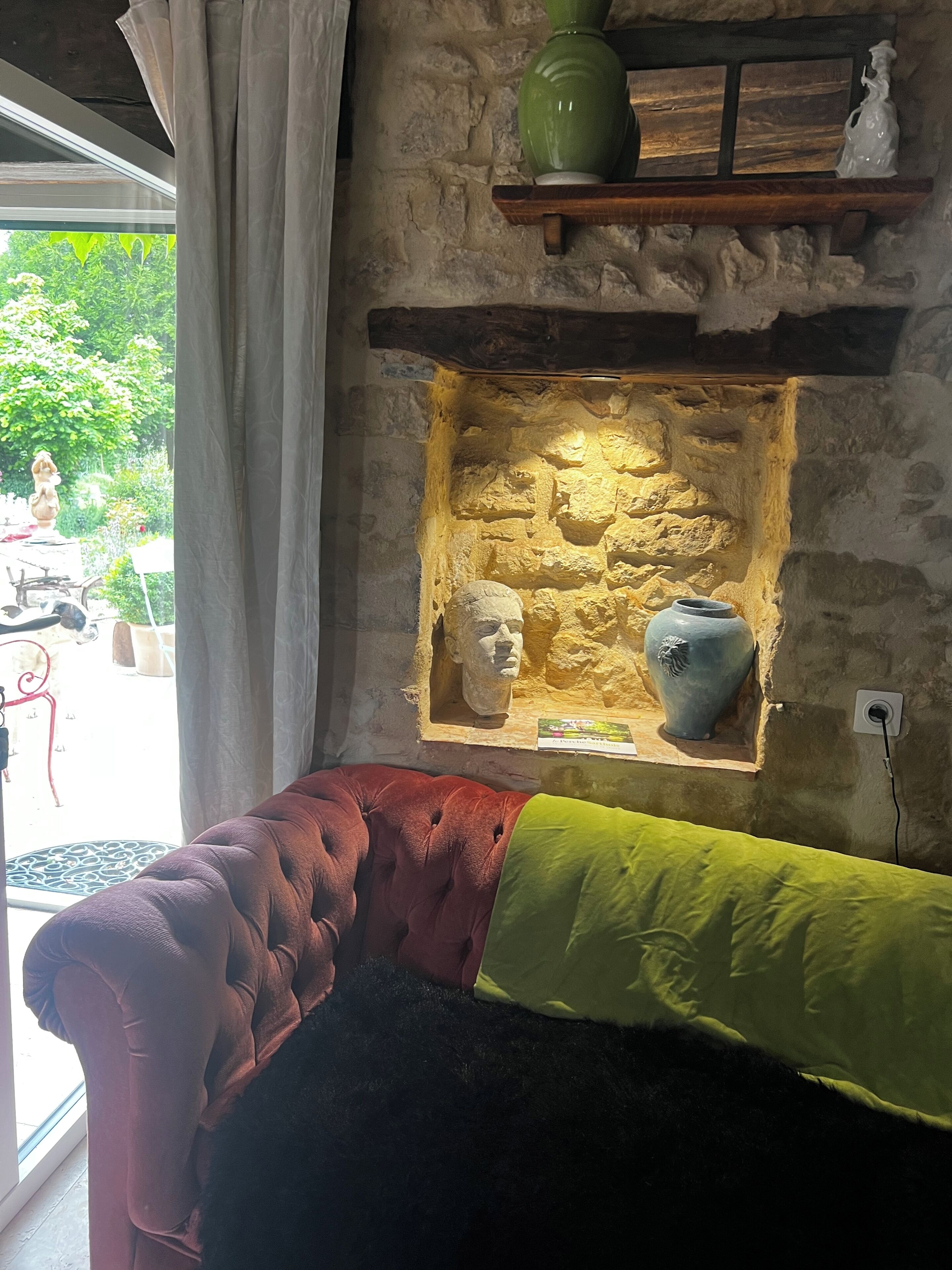 Smart-tv, een open haard en boeken