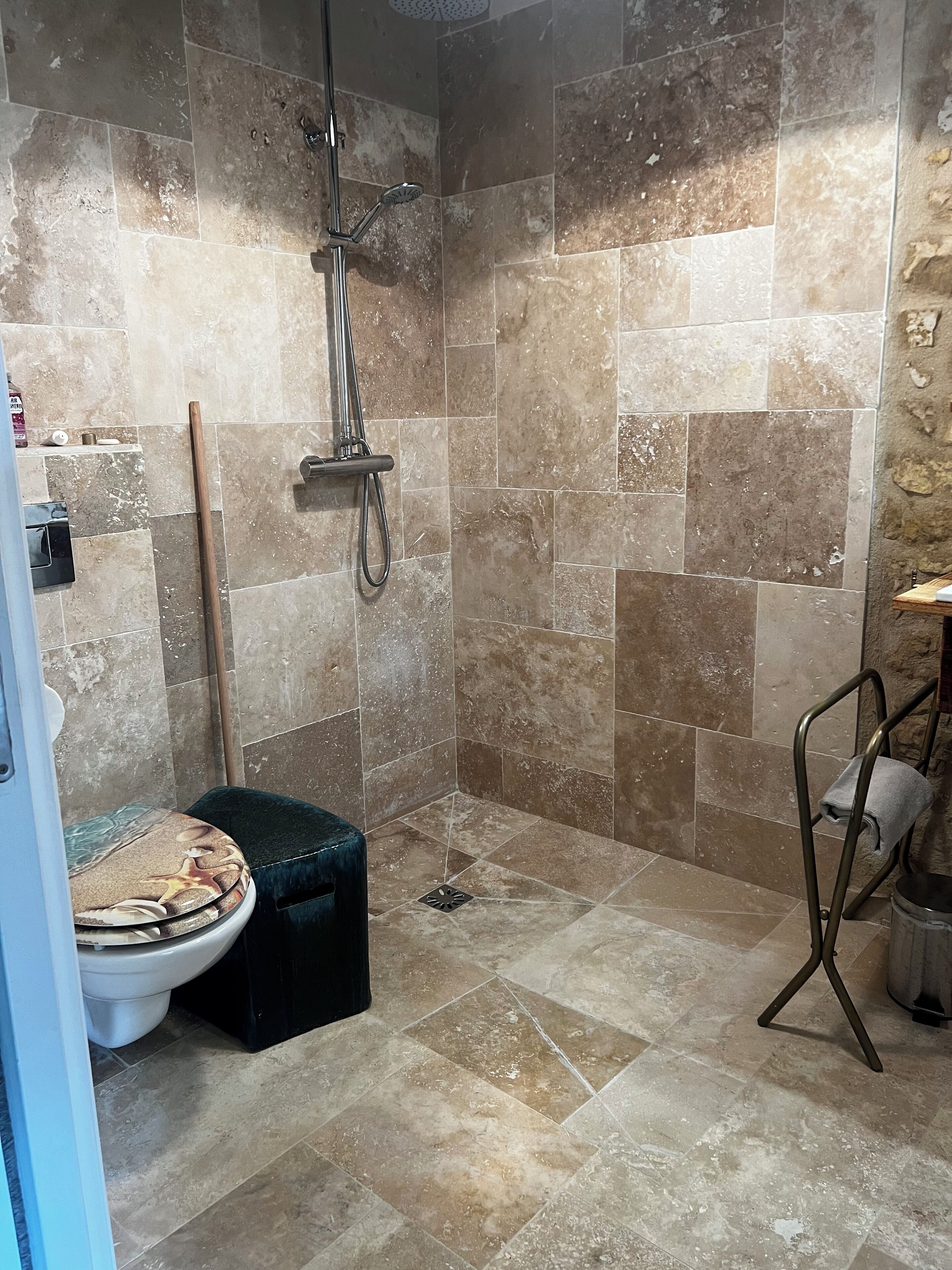 Ensemble douche/baignoire, sèche-cheveux, serviettes fournies, savon