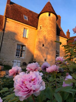 A historic building with a tower and a large window. - Cidrerie du Manoir de la Barre (Ceton)