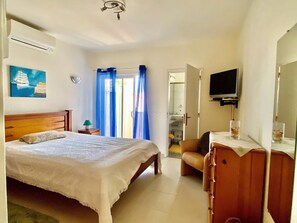 2 bedrooms, in-room safe, iron/ironing board, free WiFi