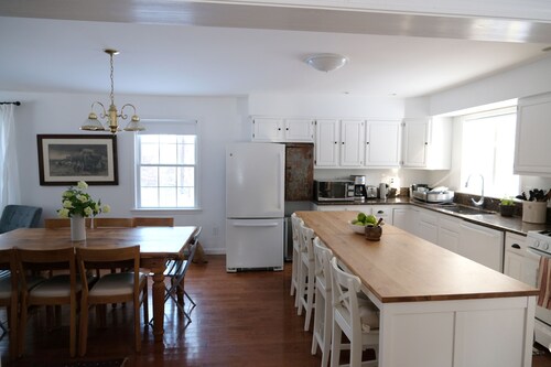 Cheerful 3-bedroom cottage with woodstove