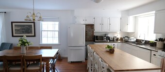 Cheerful 3-bedroom cottage with woodstove