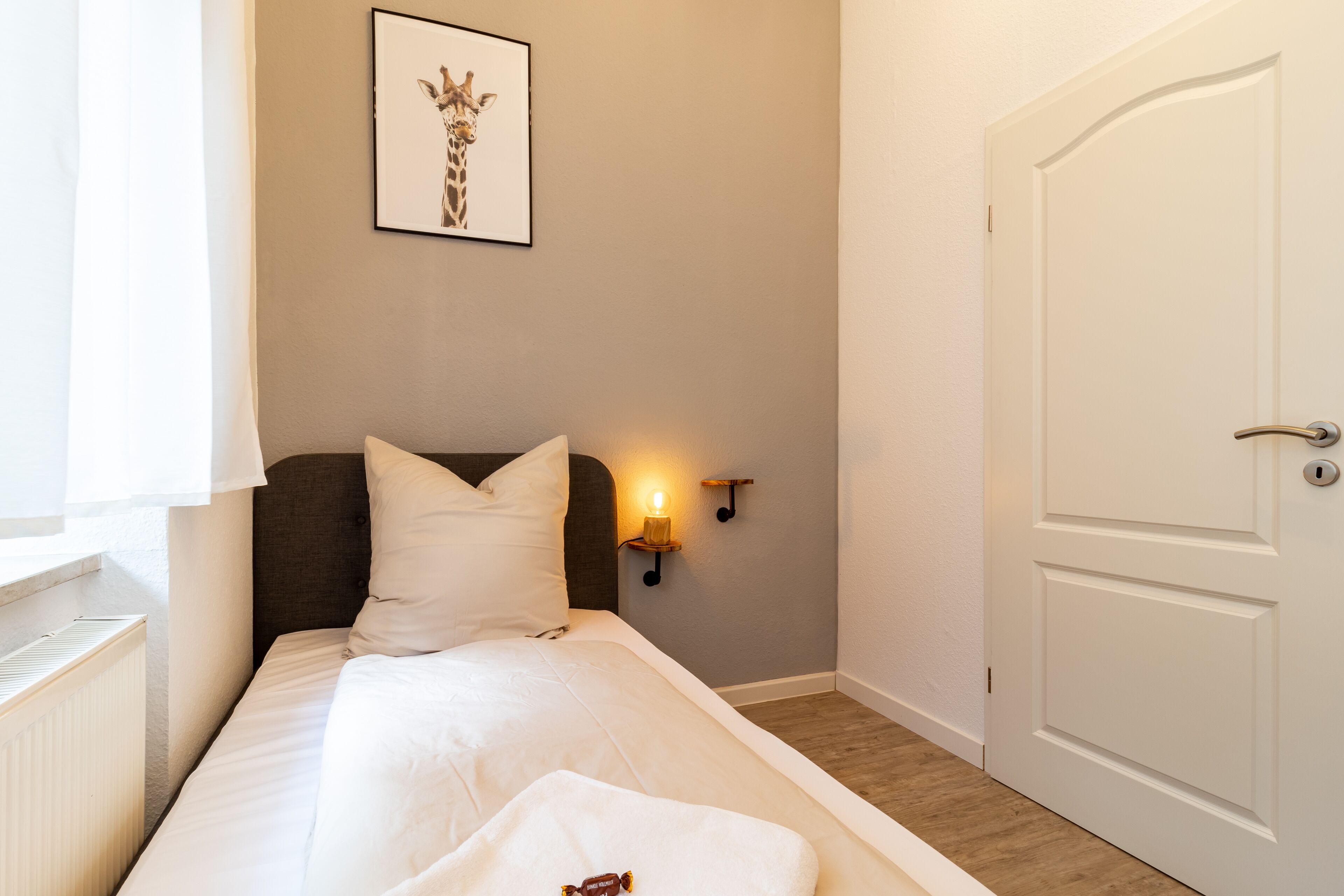 2 quartos, ferros/tábuas de passar roupa, berço de viagem