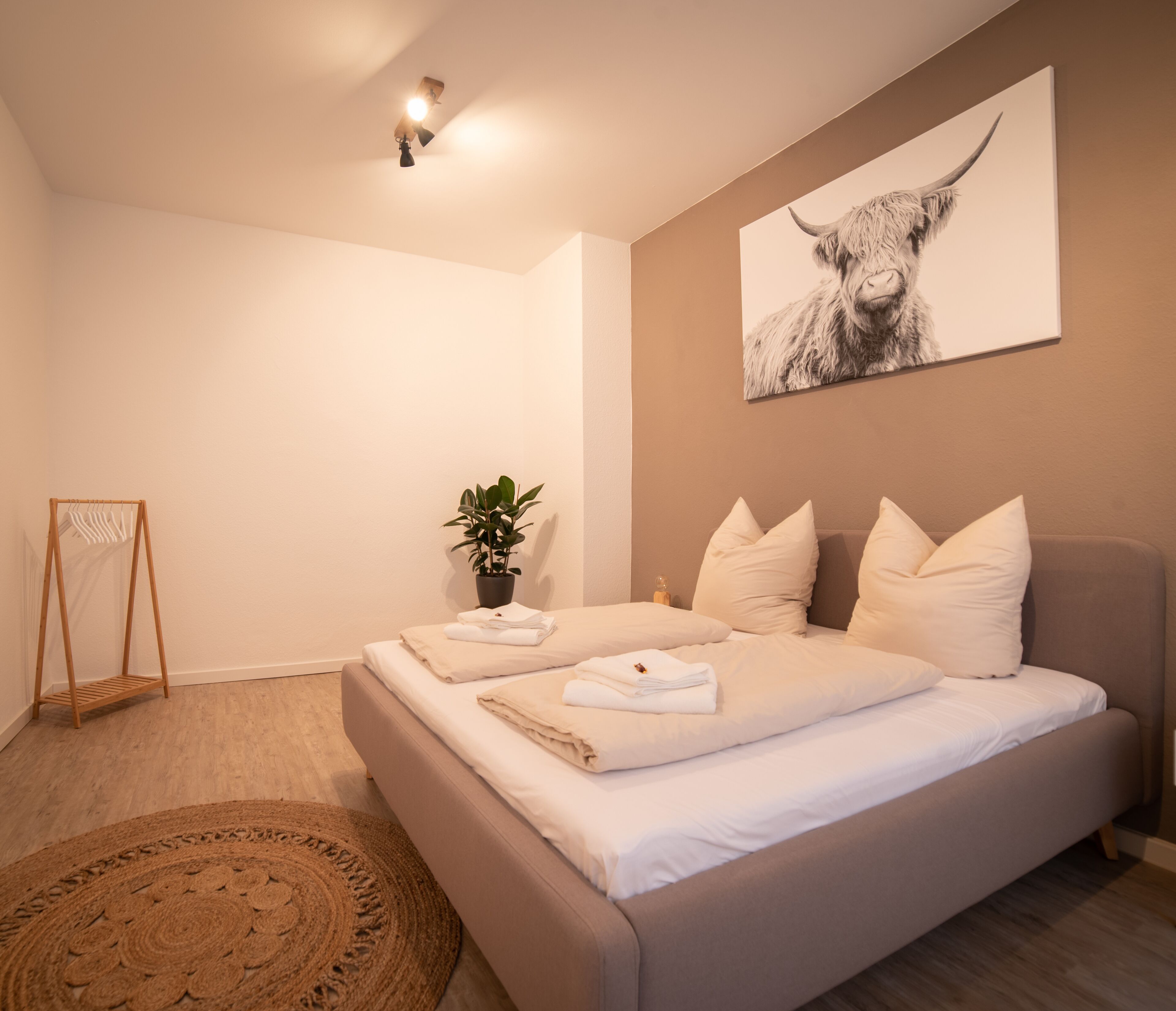 3 habitaciones, tabla de planchar con plancha y cuna de viaje 