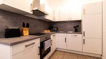 Fridge, oven, stovetop, dishwasher