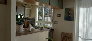 Réfrigérateur, four, cafetière/bouilloire, bouilloire électrique