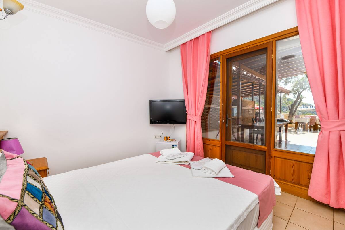 Economy-huone | Tempur Pedic -patjalliset sängyt, pimennysverhot, vauvan matkasänky
