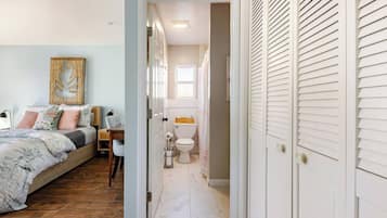 Escritorio, tabla de planchar con plancha, wifi gratis y ropa de cama