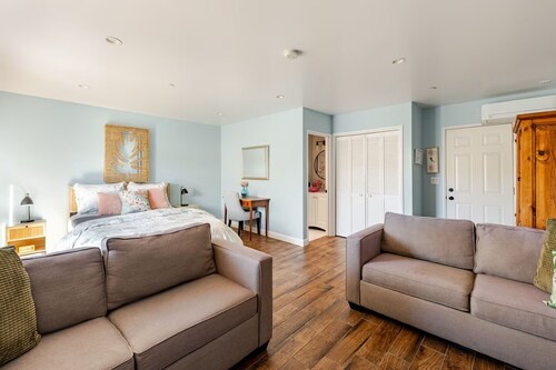 Hollywood Hideaway: Cozy Guesthouse Near Universal Studios