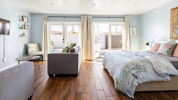 Ein geräumiges Schlafzimmer mit einem großen Bett, einer Couch und einem kleinen Tisch.