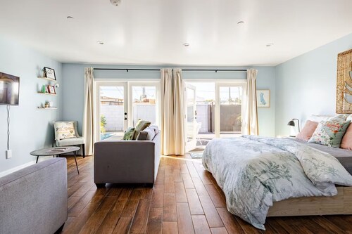 Hollywood Hideaway: Cozy Guesthouse Near Universal Studios