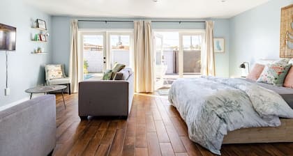 Hollywood Hideaway: Cozy Guesthouse Near Universal Studios