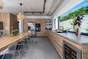 Kylskåp, mikrovågsugn, ugn och diskmaskin