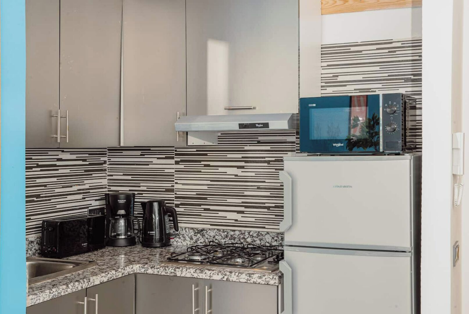 Geladeira, micro-ondas, cafeteira/chaleira, chaleira elétrica