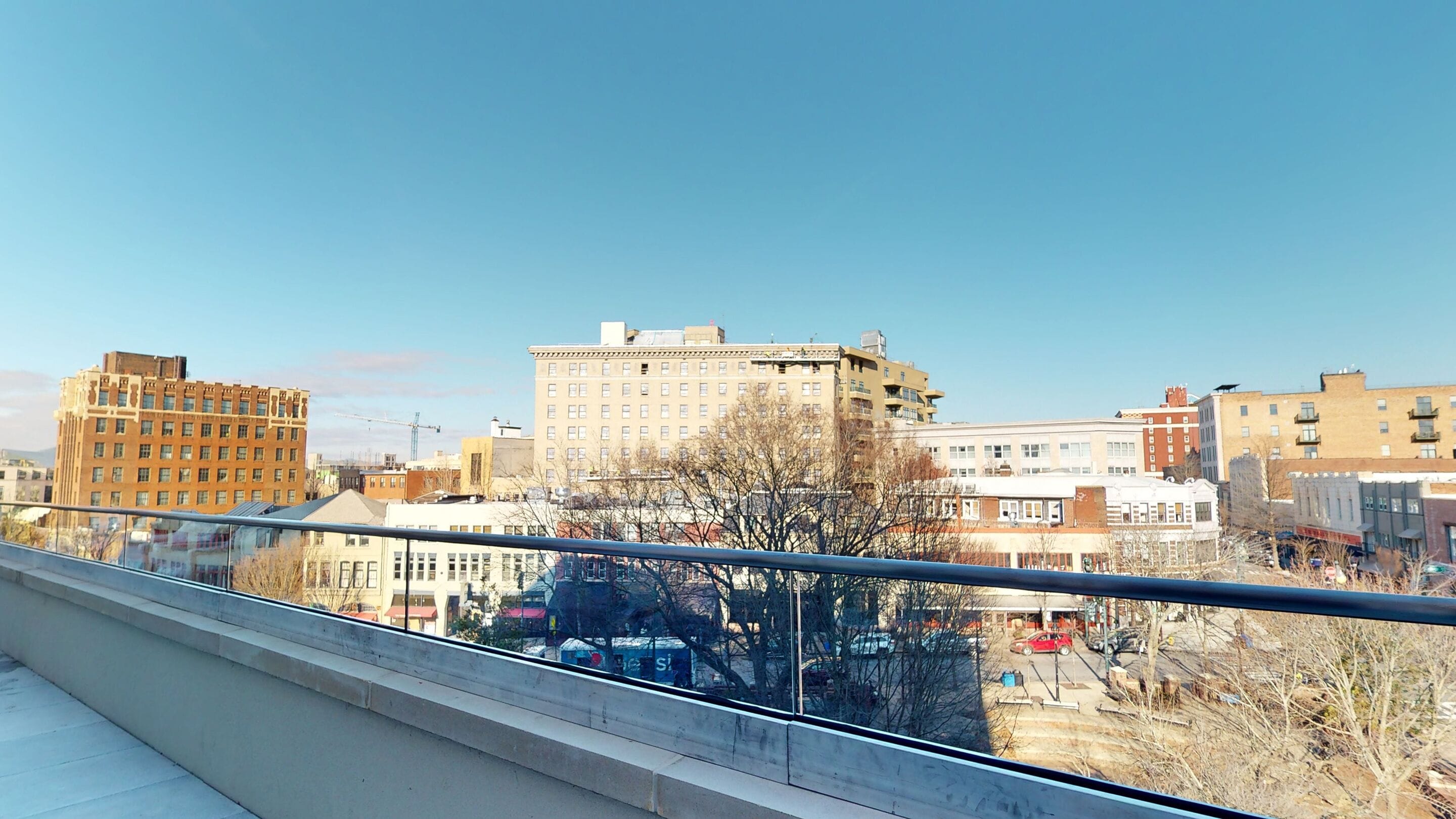 Un paisaje urbano con varios edificios, incluyendo una estructura de varios pisos destacada en el centro.