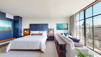 Luxe beddengoed, een minibar, een kluis op de kamer, een bureau