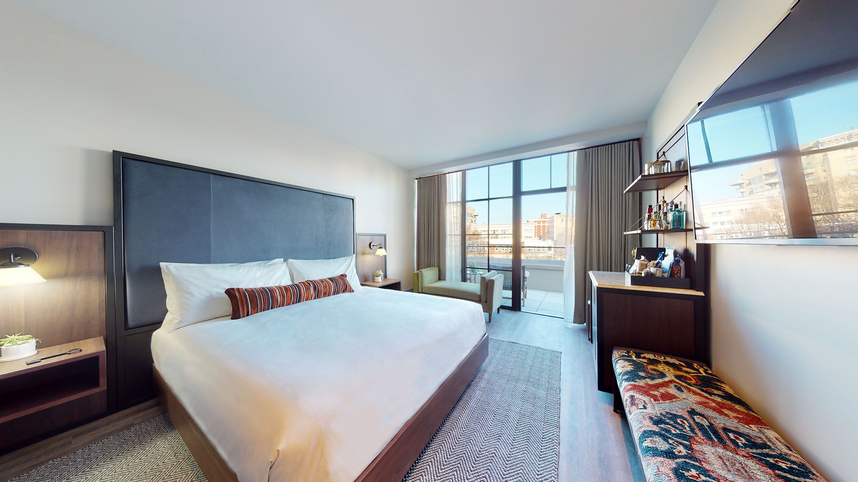 고급 침구, 미니바, 객실 내 금고, 책상