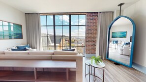 Sengetøy av topp kvalitet, minibar, safe på rommet og skrivebord