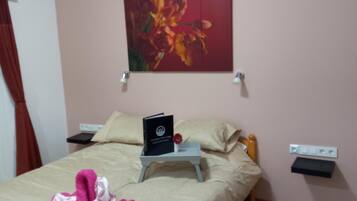 5 bedrooms, free WiFi, bed sheets