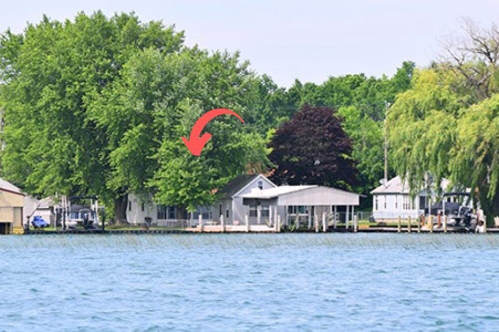 Waterfront Lake St Clair 2 covered boat wells with 2 Boat lifts, firepit,