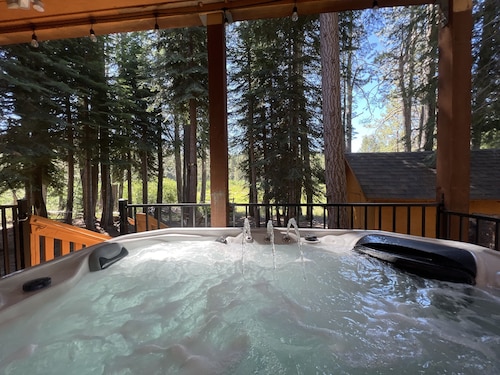 5 bed 5 bath cabin 5 min to the Slopes or Mountain Biking