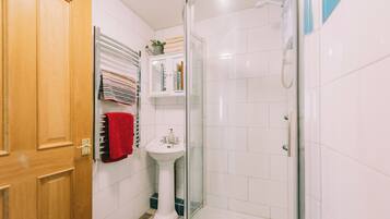 Apartment | Bathroom | Shower, hair dryer, towels