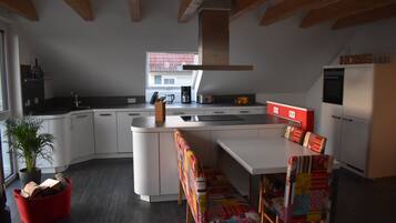 Frigorífico, horno, placa de cocina y lavavajillas