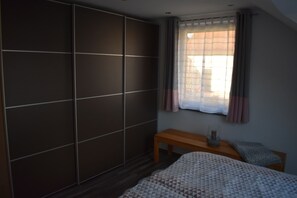 2 bedrooms, iron/ironing board, travel cot, free WiFi