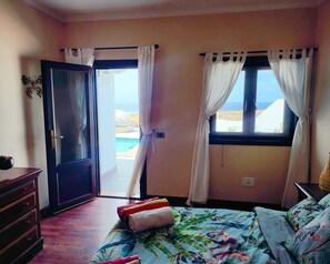 4 bedrooms, desk, WiFi, bed sheets