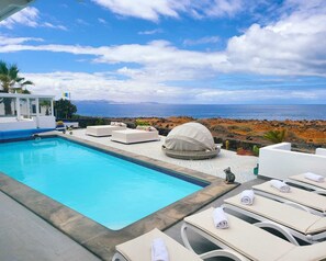 Een buitenzwembad en een verwarmd zwembad