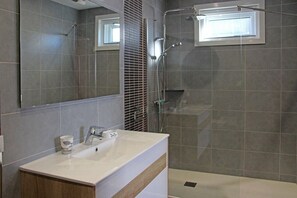 Dusche, Handtücher, Seife, Toilettenpapier