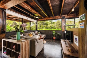 Een televisie en een kantoor