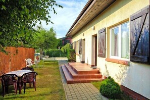 Outdoor dining - Apartment in Rowy near Sandy Beach (Rowy)