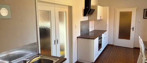 Køleskab, ovn, kogeplade, opvaskemaskine