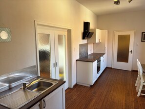 Fridge, oven, stovetop, dishwasher