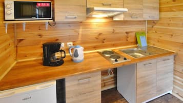 Frigorífico, microondas, placa de cocina y cafetera o tetera