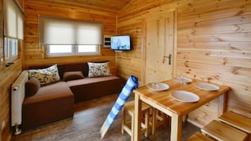 Una Smart TV, una chimenea, un futbolín, una mesa de tenis de mesa