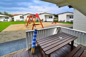Outdoor dining - Single-story holiday homes with a terrace, pool (Przewloka)